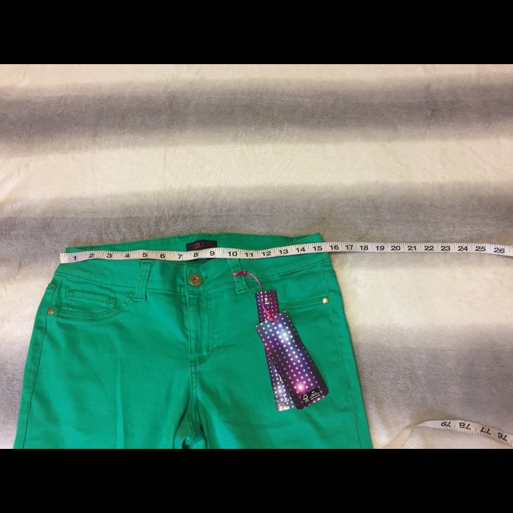Brand new green shorts never worn with tags - Picture 5 of 7